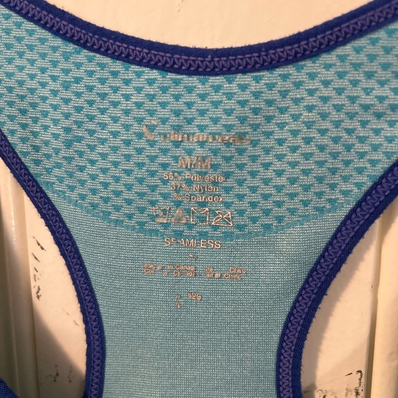 Workout top with built-in bra. Brand unknown - Picture 3 of 4